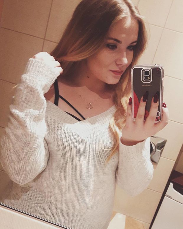 Horny Patrycja provokes me to jerk off