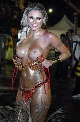 Junia Cabral - Carnaval tits reveal