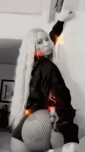 Iggy Twerking