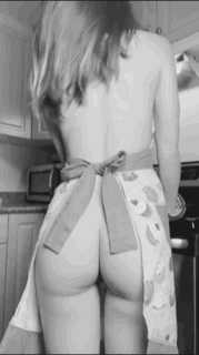 BriannaBrie on Reddit showing ass in apron in... - b4b3d0llz