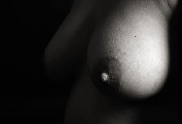 B&w boob apr22