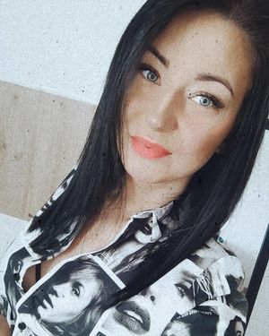 anyone willing to unbutton my shirt? :*