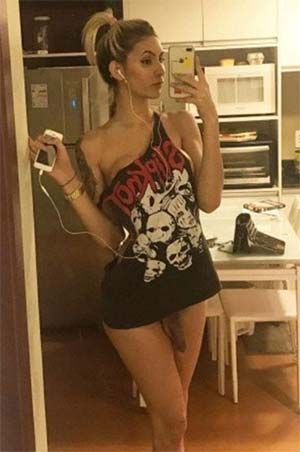 Shemale look rockeuse avec belle bite sur Annemasse 74100 - Haute-Savoie