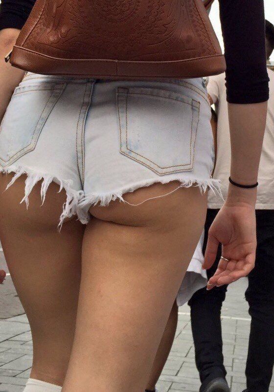 Teen in shorts creepshot