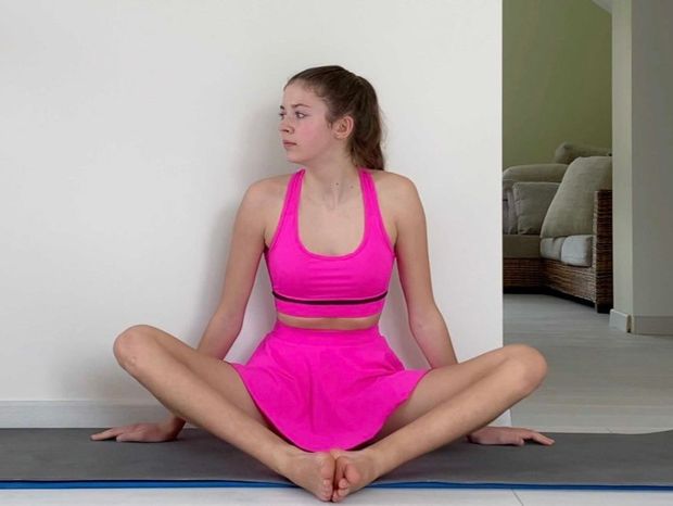 Stefania crossed legs
