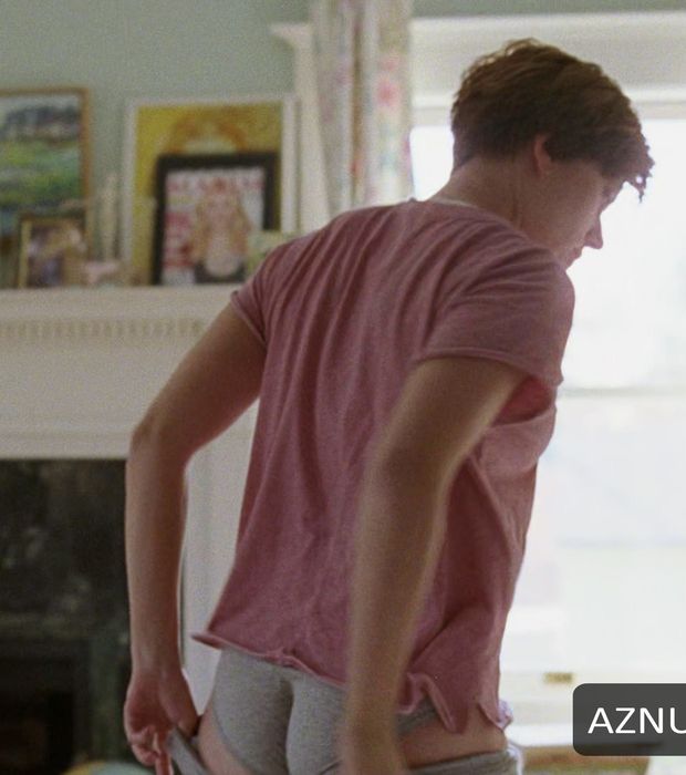 Hot short hair mom stripping in the living room and showing you her juicy meaty ass