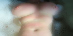 Ricas tetas en la tina