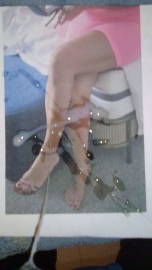 Sticky cumtribute for milf's feet