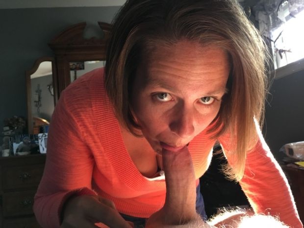 Some MILFs like to suck dick