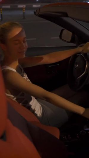 Blonde trop mignonne se déshabille dans la rue