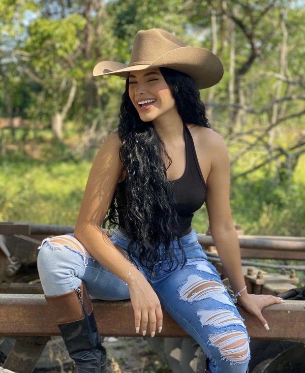 Sexy Latina cowgirl with a great smile