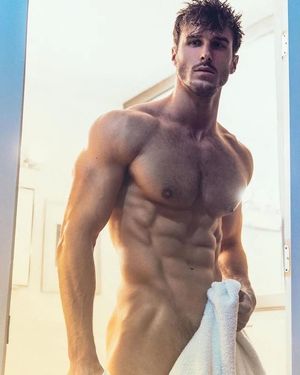 130422 Hot muscular male with towel