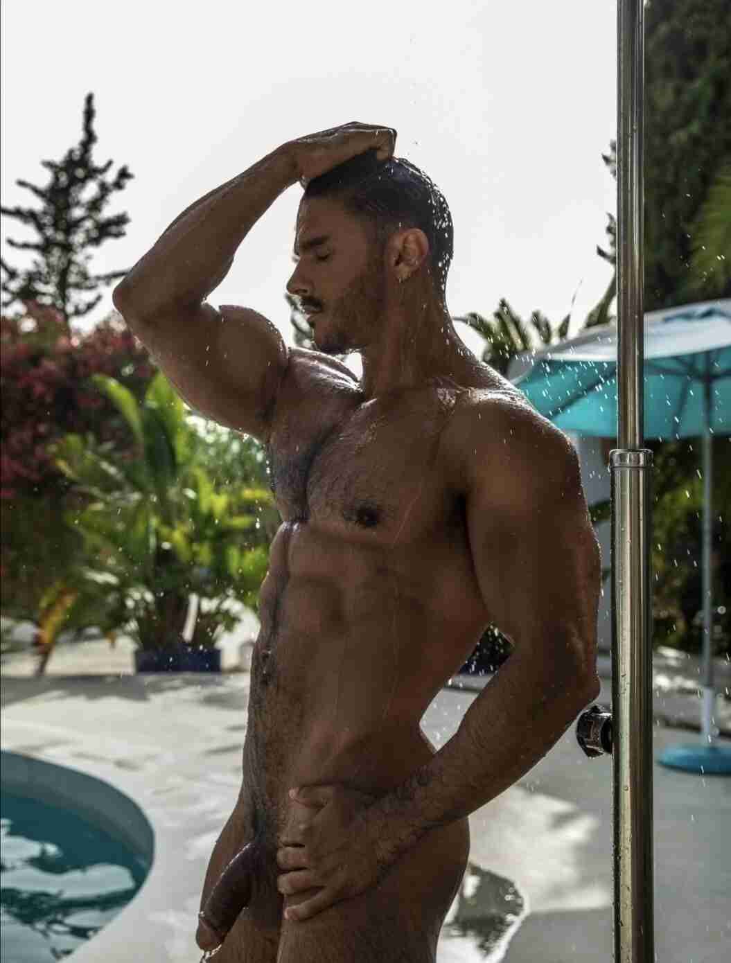 130422 I'm showering and everyone is looking at my huge thick wet cock