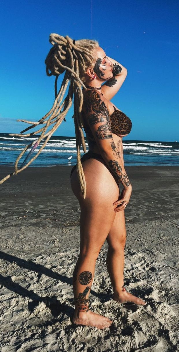 Fat ass tattooed babe