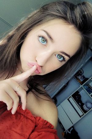 Don’t tell anyone- cute teen