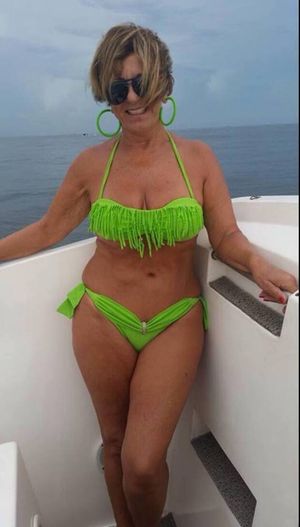 Tant va la cougar au cul qu'elle finit par baiser