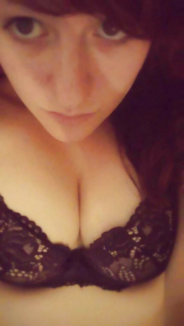 Hi my names Chloe and im from uk if you know me message me with a cock pic
