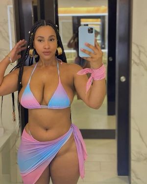 Pinkbesos bikini selfie