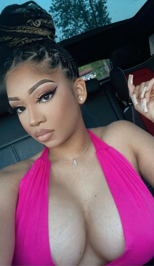 Sexy Sista Car selfie