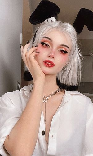 After the second orgasm she realized that she would not be able to remove the handcuffs she had put on for the webcam show with the sex mach