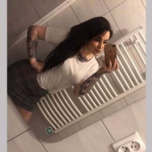 poses sexy for a selfie