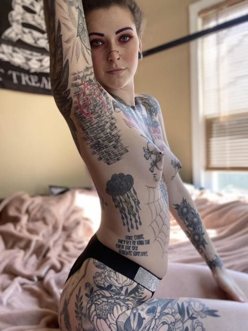 tattooed goth with great tits