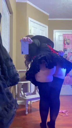 Internet slut showing her ass for attention