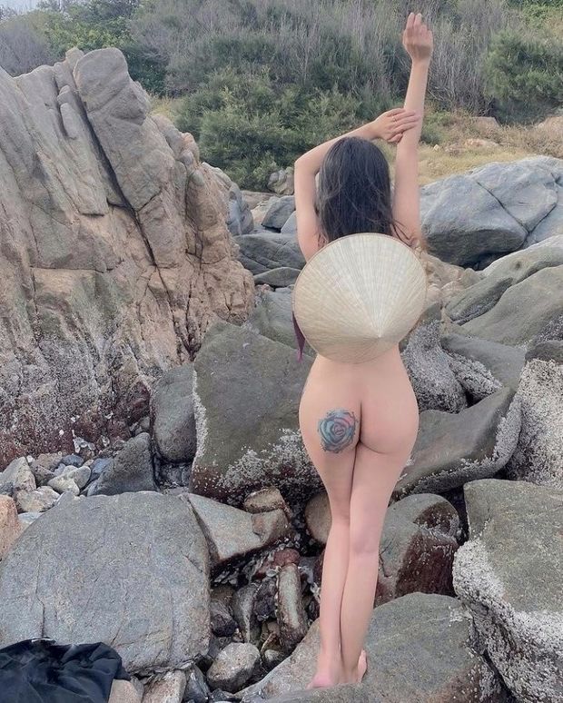 this homeless Asian g*rl has only a hat to her name...but her male followers pay for all her needs...
