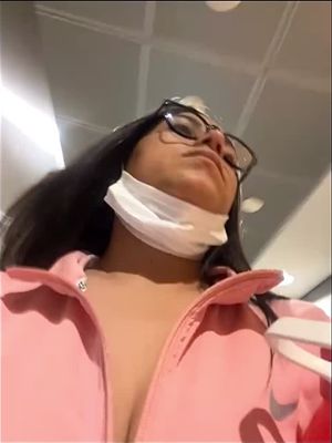 Colombiana se saca las tetonas en baño público