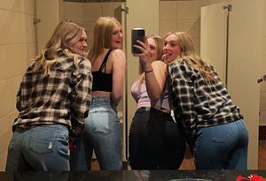 Keyra & friends selfie ass shot bathroom
