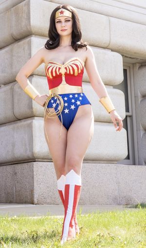 70s Wonder Woman cosplay