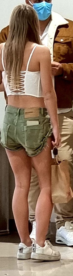 Crop top teen, New Zealand