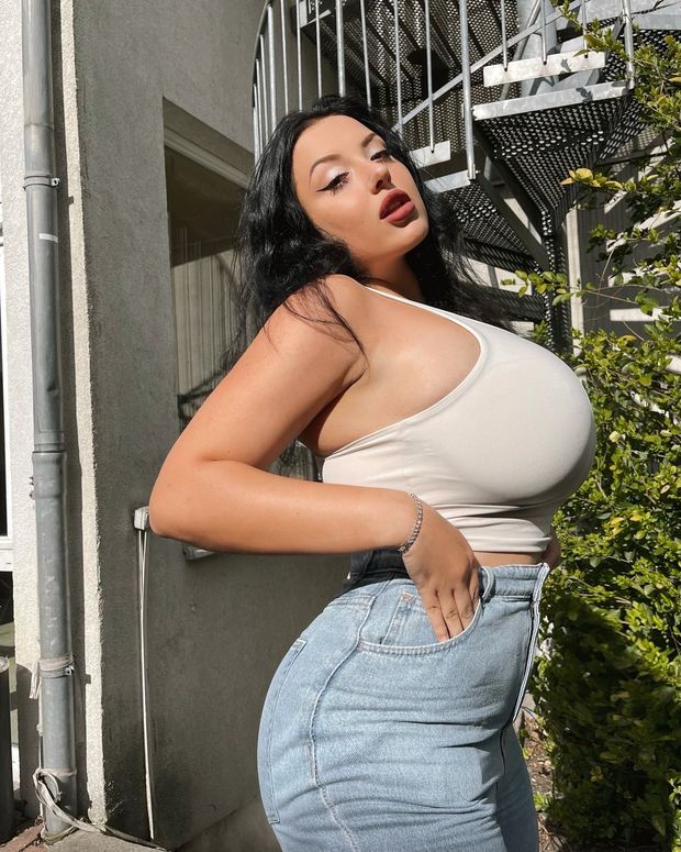 Milada sideboob