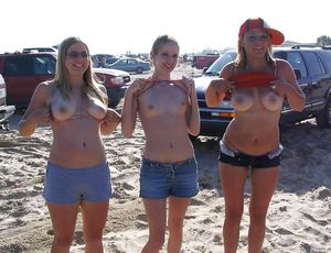 Darkhotmess: Flash 'em if you've got 'em 07