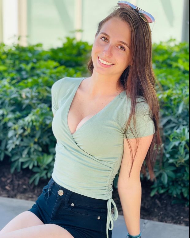 Stunning college girlfriend