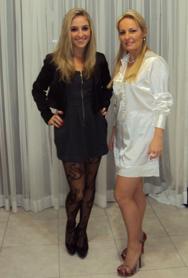 Leggy blondes.