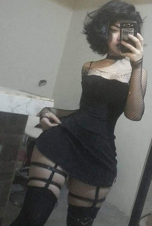 Cute Goth Chick with Thighs to Kill