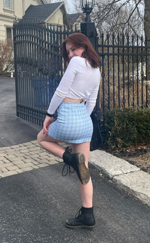 Teen in short skirt ass