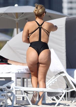 Voluptuous Milf in swimsuit