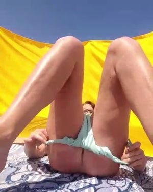 Gemma británica de 54 años se consuela la concha en público