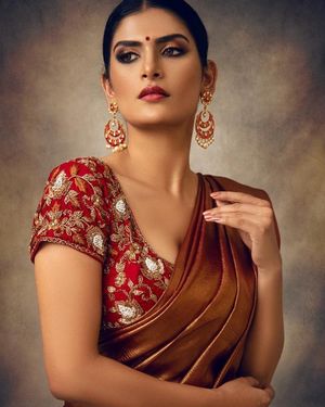 L'attrice indiana Charu Kashyap è bella e sexy