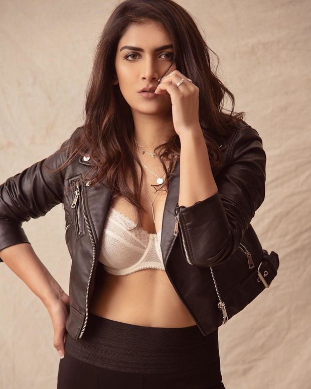 L'attrice indiana Charu Kashyap è bella e sexy