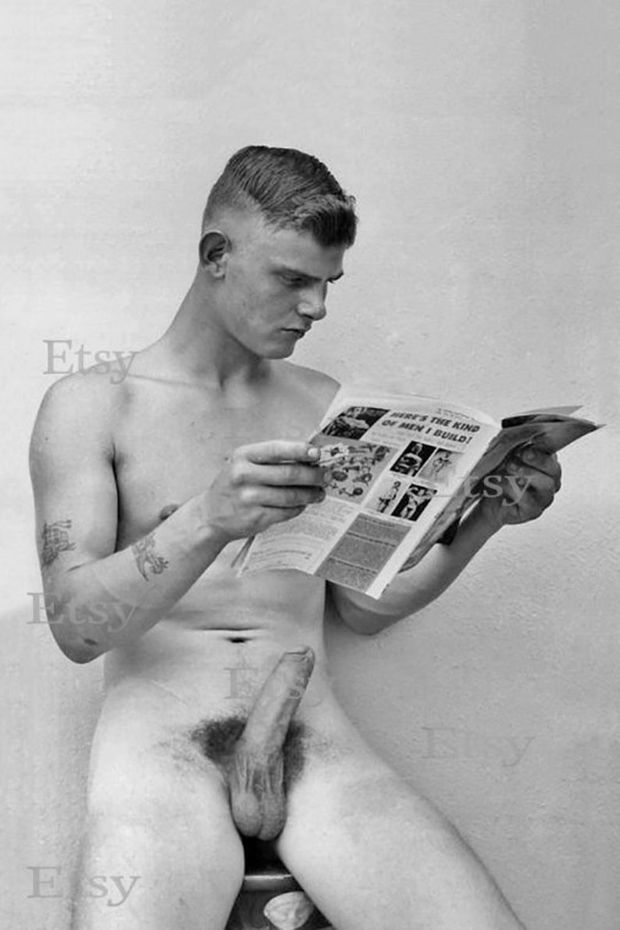Joven marinero desnudo escena de lectura