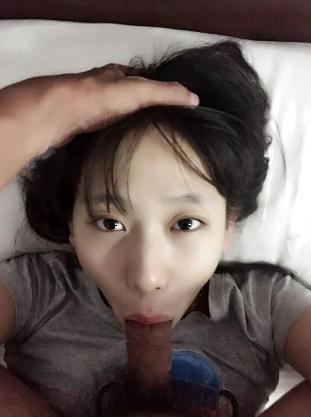 Amateur Asian chick sucking average-sized Asian cock