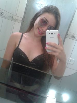 Sexy teen Brazilian slut Taise (Taty) Freitas nonude selfie