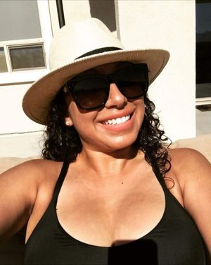 Neighborhood milf tanning