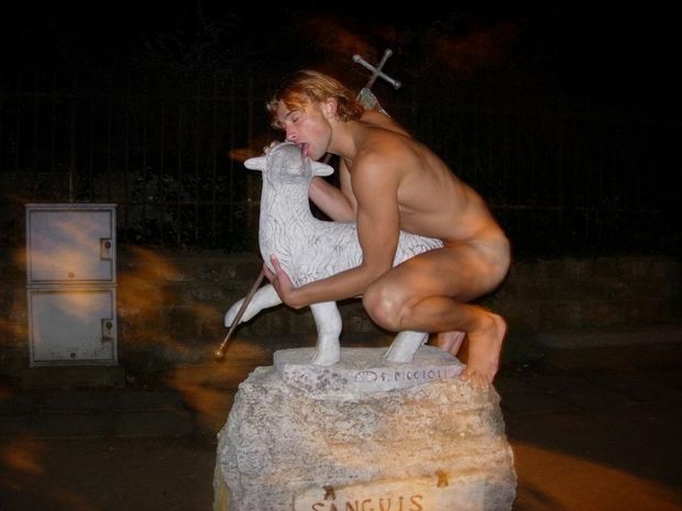 Satan's faggot desecrates holy site through his mocking fuck. AVE