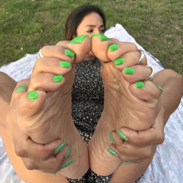 Put your cock beetwen footjob machine