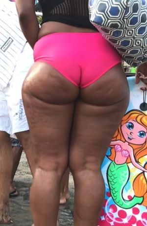 LARGE MOMMY ASS
