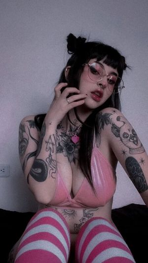 Hot tattooed chick with glasses